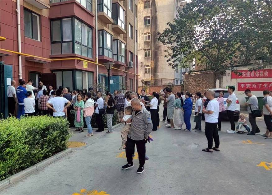 留白医保卡到期更换社区便民服务：李阿姨的“一门清”经历